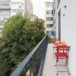 Lovelystay - Central Flat W/ Ac & Balcony