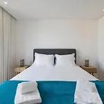 Lovelystay - Central Flat W/ Ac & Balcony